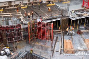 Baustelle mit Bewehrungsstahl und Schalungen für eine Bodenplatte