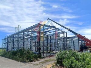Stahltragwerk einer im Bau befindlichen Halle mit mobilem Kran